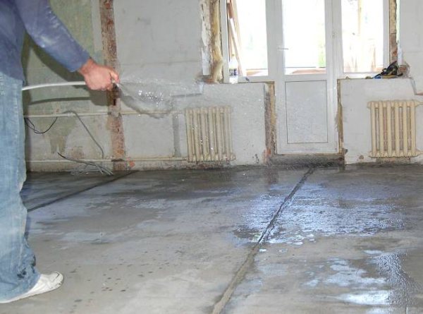 Wetting the screed with water