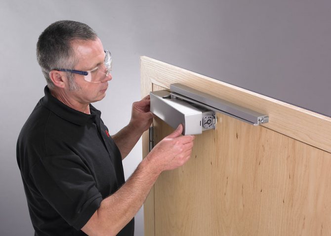 Retrait du couvercle du ferme-porte