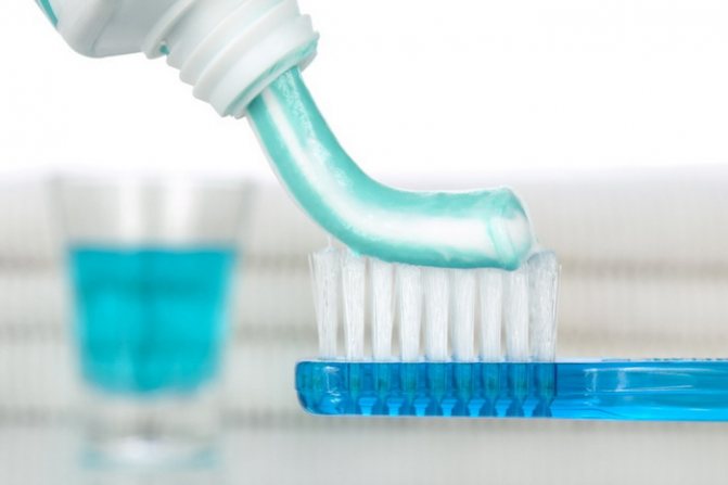 Éliminer les résidus de ruban adhésif à l'aide d'un dentifrice et d'une brosse