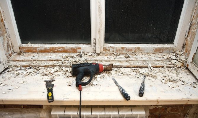 Retrait de l'ancienne couche de peinture d'une fenêtre en bois