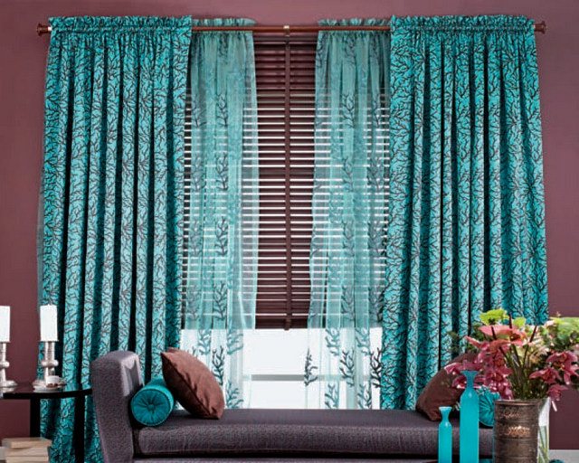 combinaison de stores et de tulle dans le salon dans une seule palette de couleurs