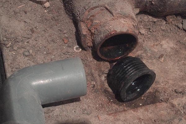 Raccord de tuyau en fonte et en plastique