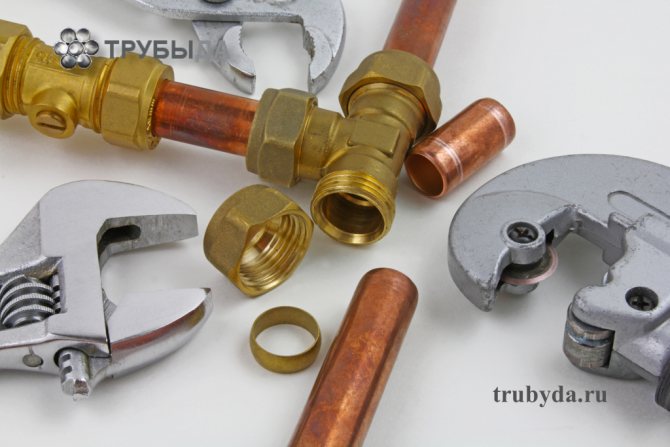 Raccordement de tuyaux en cuivre avec des raccords