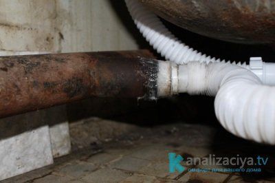 Raccordement de tuyaux en plastique et en fonte avec un joint