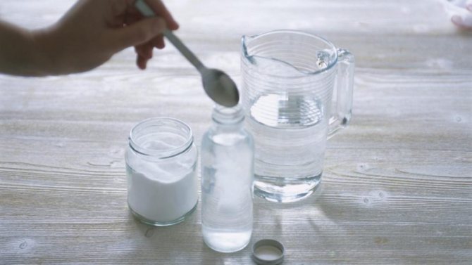 A solução salina é aplicada a uma janela pré-lavada