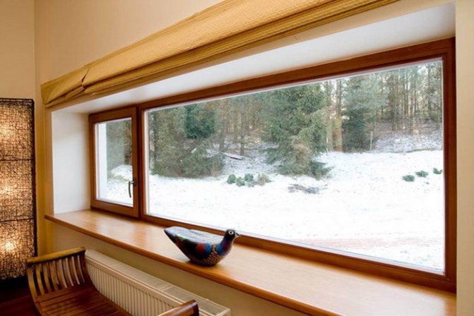 Fenêtre en bois moderne à l'intérieur de l'appartement