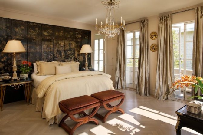 chambre avec deux fenêtres
