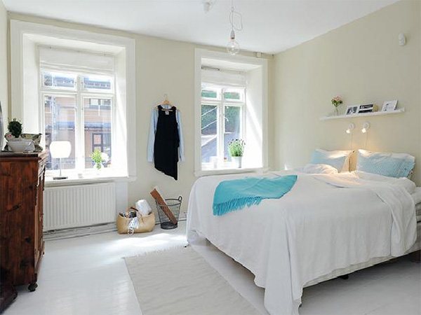 chambre avec deux fenêtres