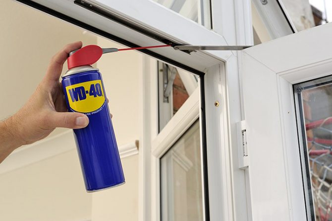 Spray pour lubrifier les ferrures de fenêtres
