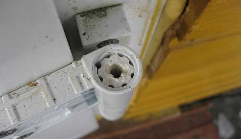 Eski plastik kapı menteşesi