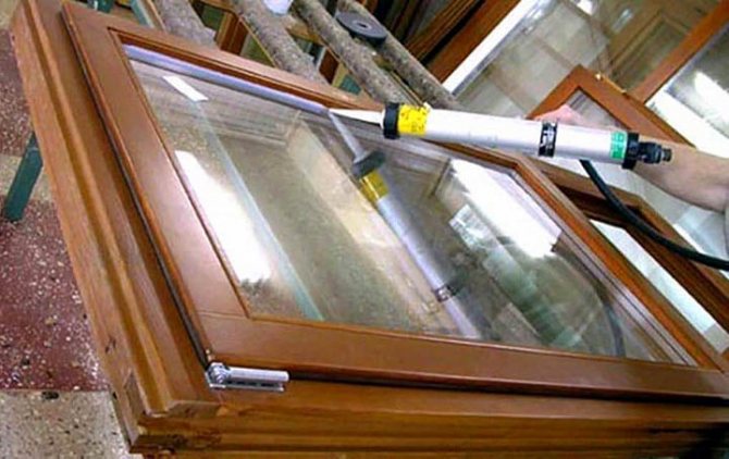 Vieilles fenêtres en bois dans la maison : changer ou réparer ?