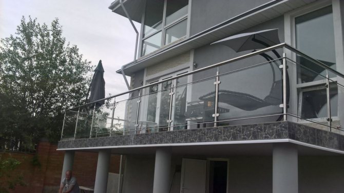 Le verre avec du plastique est demandé pour les appartements et les maisons privées avec balcon
