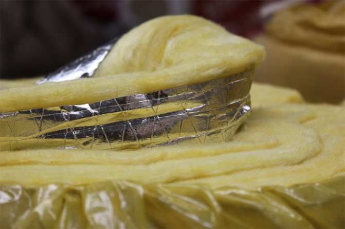 La laine de verre est un isolant en fibre fabriqué à partir de l'industrie du verre de rebut, est plus souvent utilisée pour le revêtement et le scellement des vides dans les structures