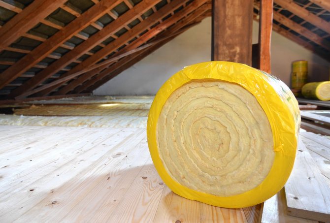 La laine de verre pour l'isolation thermique est généralement utilisée en rouleaux, elle résiste aux attaques de moisissures et de rongeurs