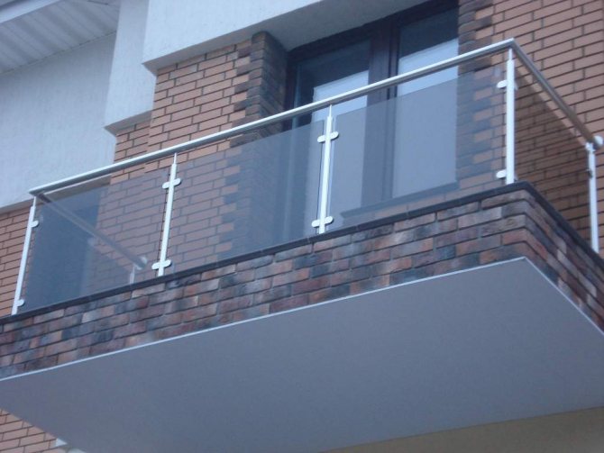 balustrade en verre sur le balcon