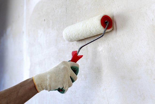 Le mur doit être apprêté avec un composé à pénétration profonde.