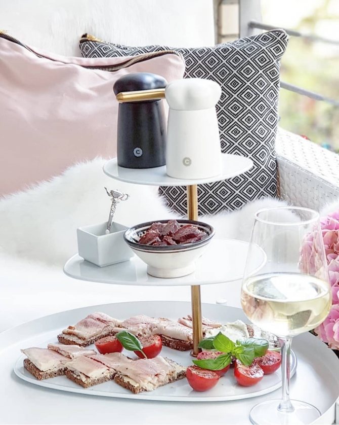 Table élégante dans la conception d'un balcon d'été: photo