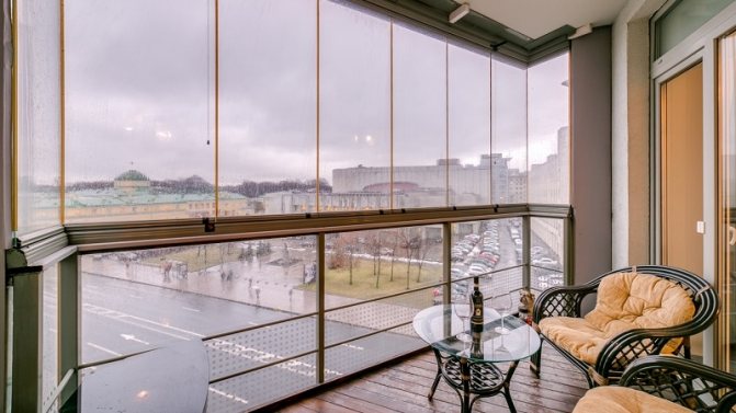 Lohnt es sich, einen Panoramabalkon zu bauen: Vor- und Nachteile, Ausstattung und gemütliches Design
