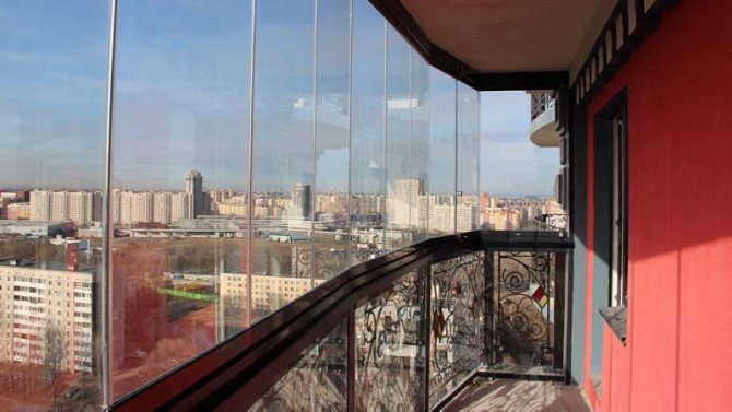 Lohnt es sich, einen Panoramabalkon zu bauen: Vor- und Nachteile, Ausstattung und gemütliches Design