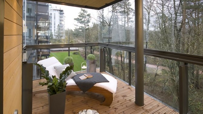 Lohnt es sich, einen Panoramabalkon zu bauen: Vor- und Nachteile, Ausstattung und gemütliches Design