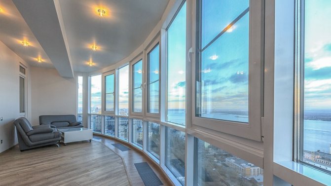 Lohnt es sich, einen Panoramabalkon zu bauen: Vor- und Nachteile, Ausstattung und gemütliches Design
