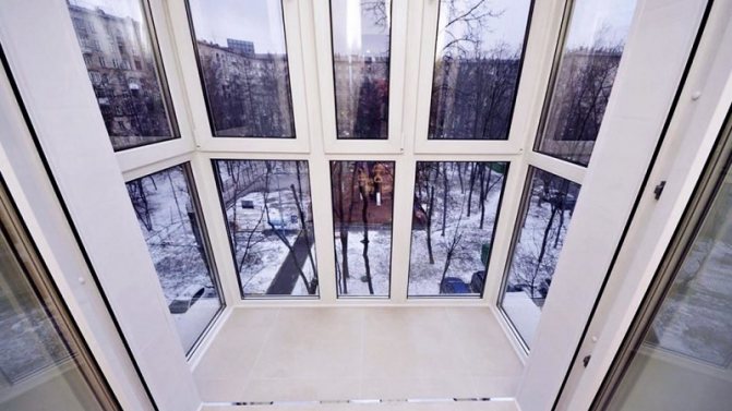 Струва ли си да направите панорамен балкон: плюсове и минуси, характеристики и уютен дизайн