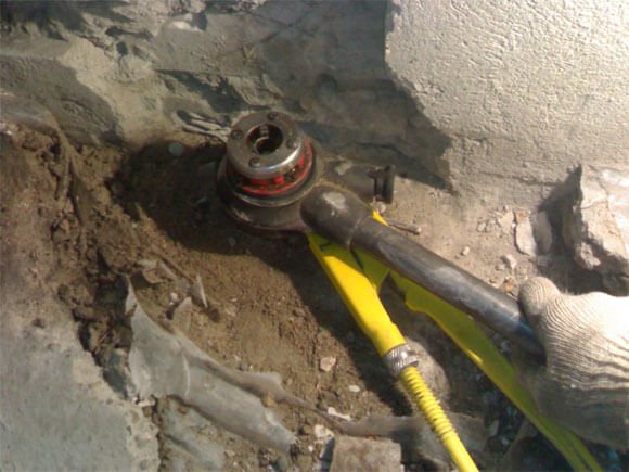 colonnes montantes de chauffage dans un immeuble à appartements