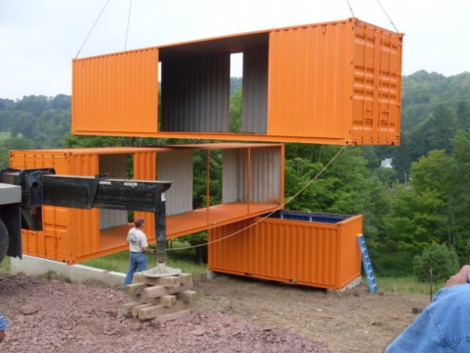 La construction de maisons à partir de conteneurs maritimes se fait par étapes