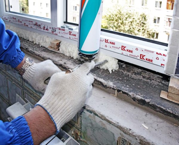 Les joints situés entre le bloc de fenêtre et les murs, appelés joints d'assemblage, sont remplis de mousse d'assemblage
