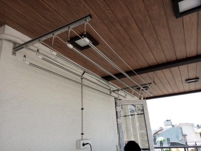 Sèche-linge en acier inoxydable sur le mur d'un balcon ouvert