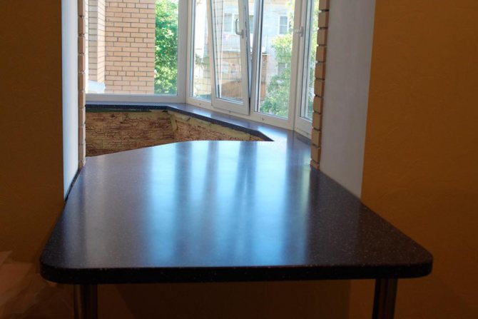 Une telle table remplace le bureau sur la loggia.