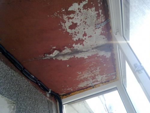 le plafond coule d'en haut sous la visière