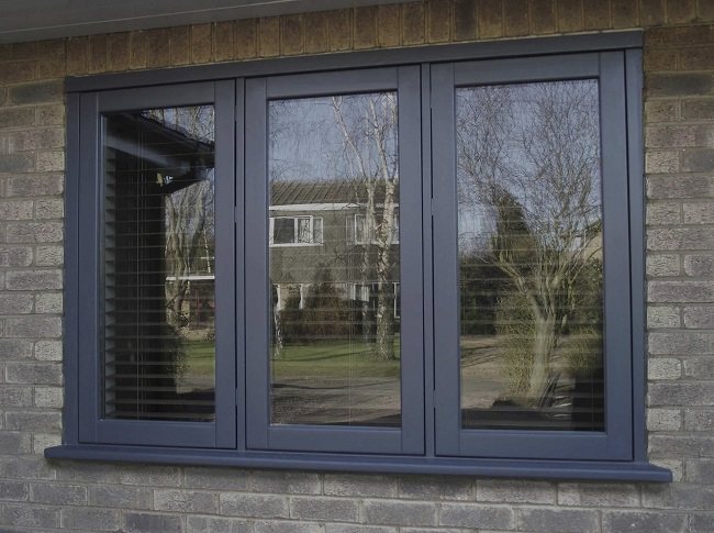 dunkelgraue Farbe der Fenster Kombination mit der Fassade