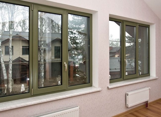 dunkelgrüne Fenster im Innenraum