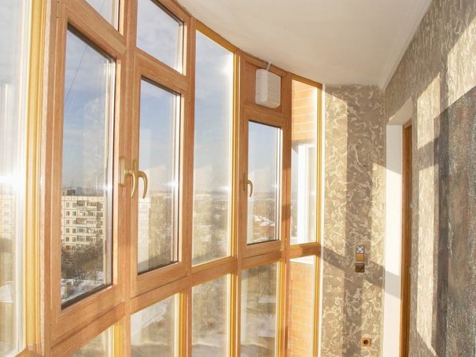 Vues chaudes du balcon vitré