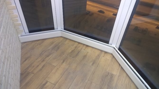Warmer Sockel als Heizung auf einer glasierten Loggia