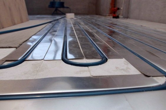 Plancher chaud utilisant galvanisé