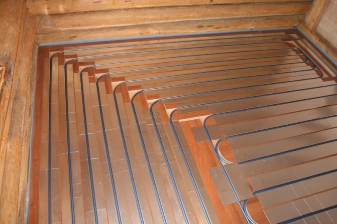 Plancher d'eau chaude: sur une base en bois, comment poser la planche, la pose et l'installation selon la technologie finlandaise