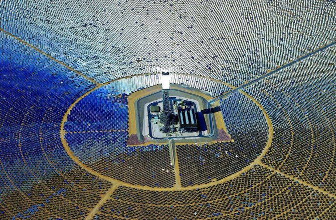 Usina de energia solar térmica na Espanha (cidade de Sevilha)