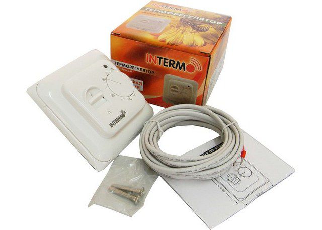 Um termostato com sensor não está incluído no conjunto padrão de aquecimento elétrico de piso