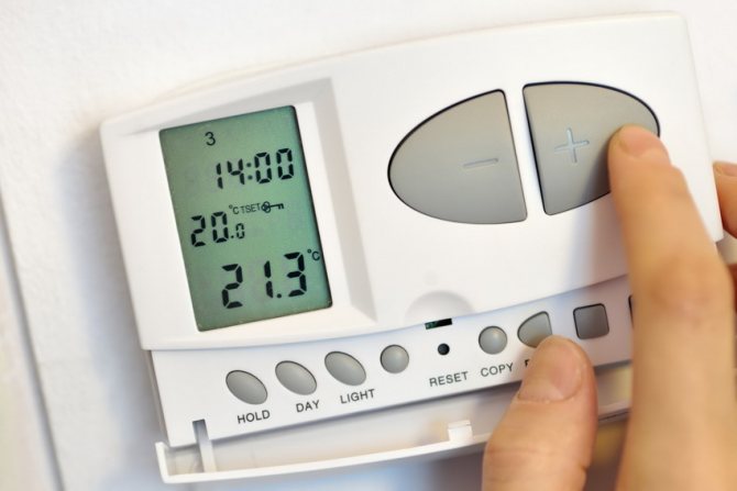 Le thermostat est capable de répondre aux changements de température et d'allumer et d'éteindre l'équipement de chauffage en mode automatique