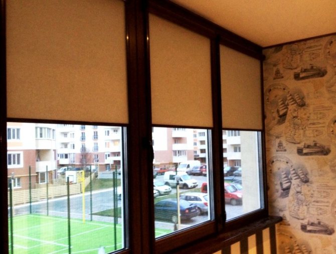 Les stores en tissu de type vertical sont idéaux pour le montage sur des cadres en plastique
