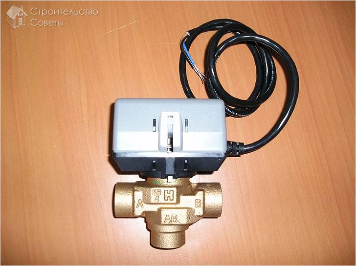 Vanne à trois voies avec servomoteur