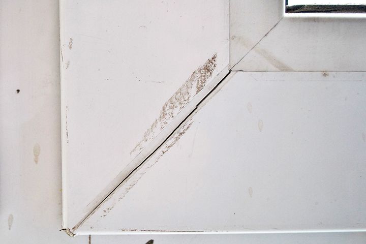 Fissure dans le joint soudé d'une fenêtre en plastique de classe économique