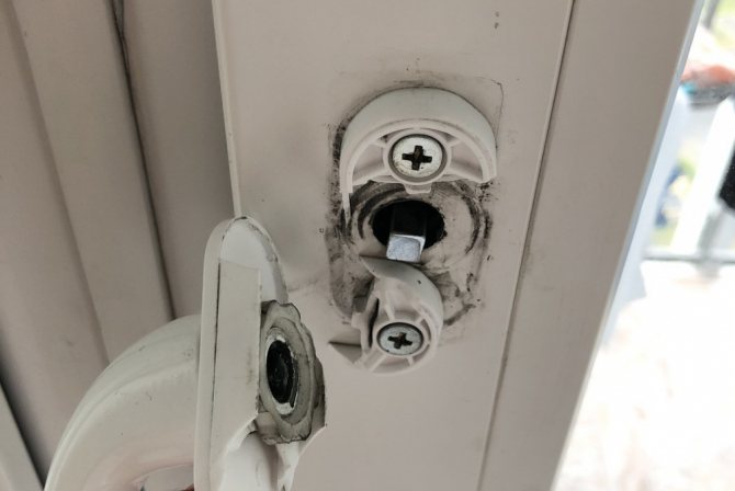 Напукана дръжка на балконската врата