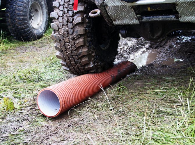 tuyaux pour le drainage de l'eau sous la route