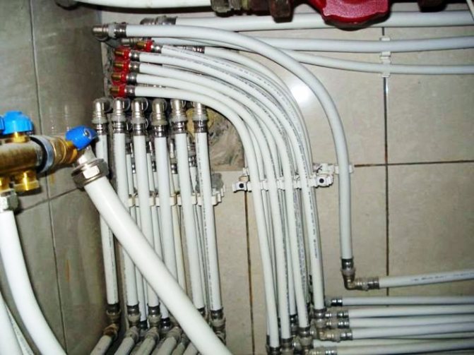 Tubos para aquecimento do radiador. Tubos de plástico reforçadojpg
