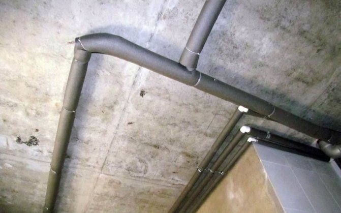 tuyaux sous plafond en merylon