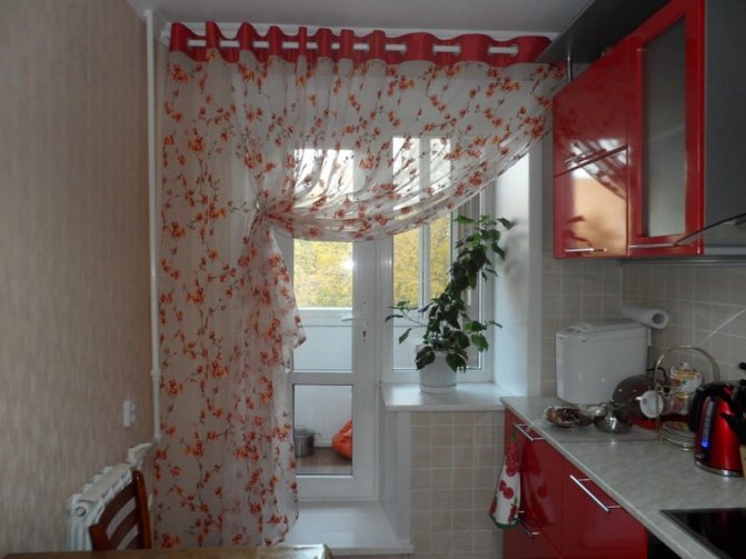 Rideau en tulle dans la cuisine avec balcon
