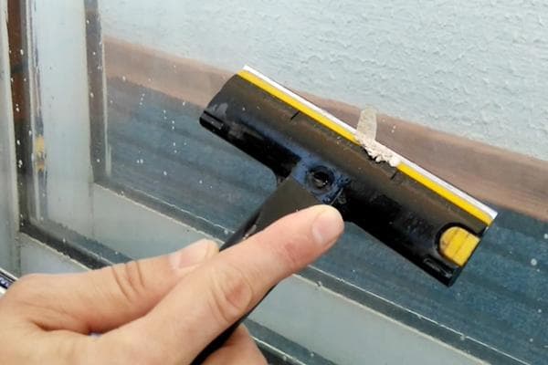 Éliminer les traces de ciment sur les vitres